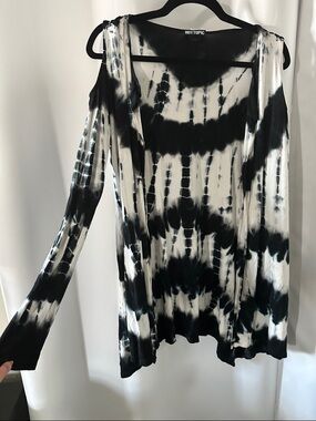 Hot Topic Black & White Tie-Dye Cold Shoulder Top